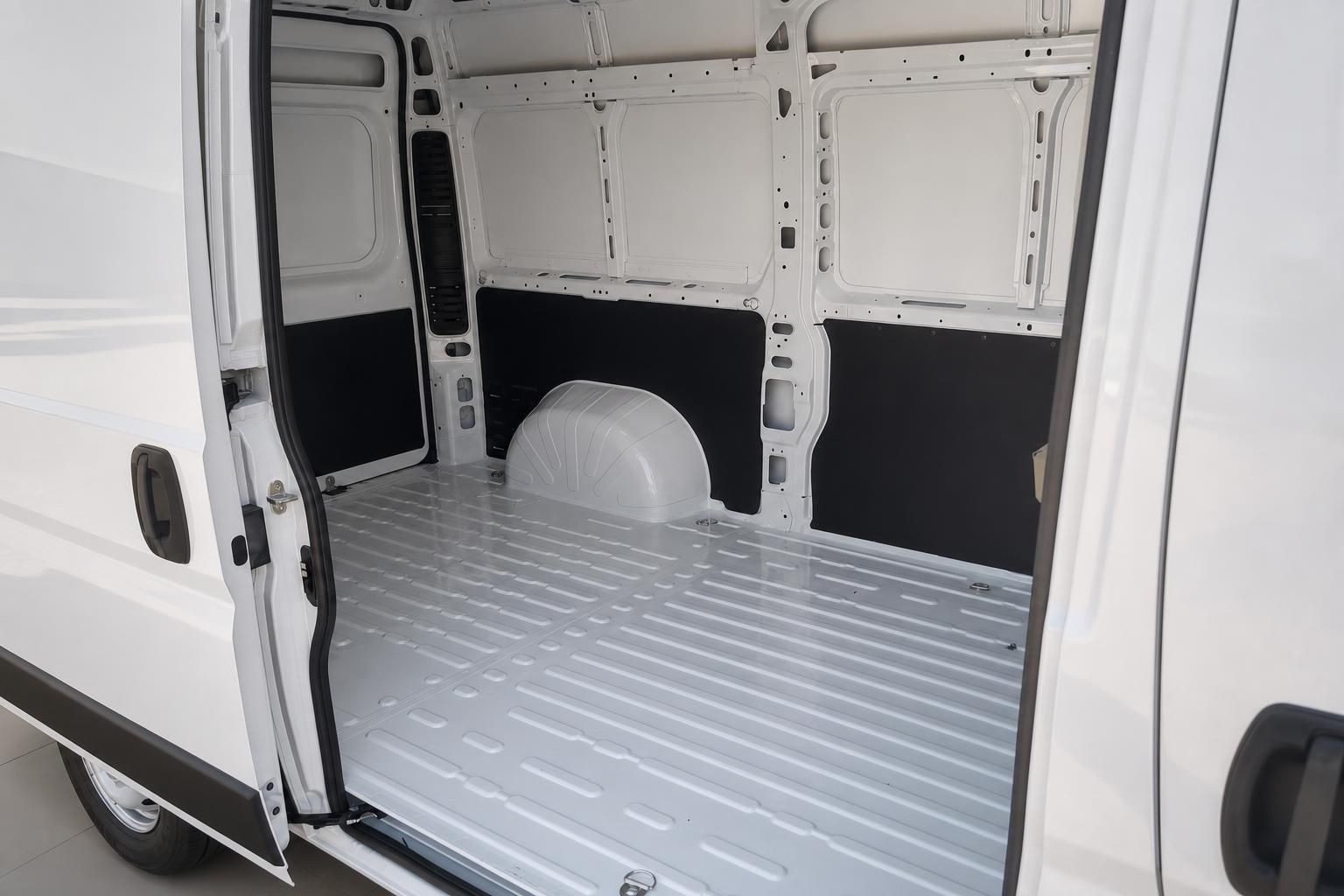 Leerer Laderaum eines weißen Transporters mit Radkasten und Seitenverkleidung