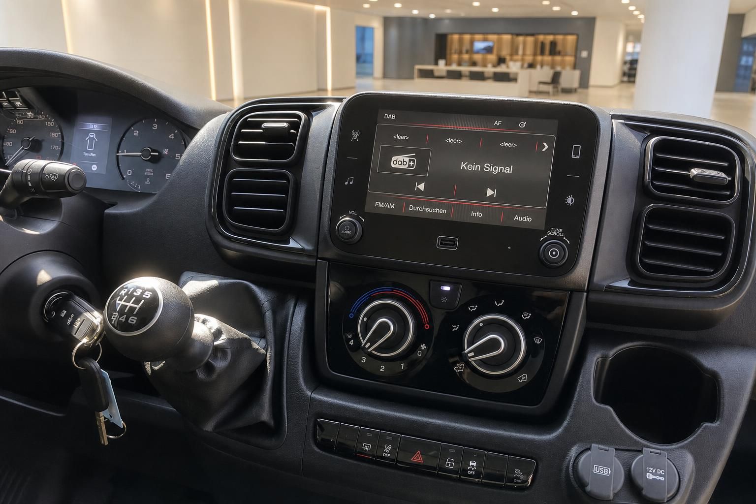 Cockpit Detail mit Infotainment-Display und Klimabedienung im Nutzfahrzeug