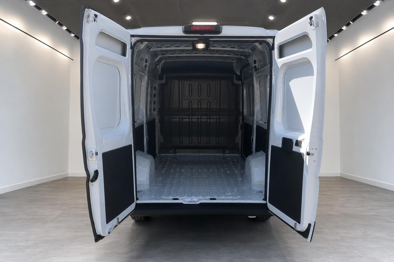 Transporter mit geöffneten Hecktüren und leerem Laderaum