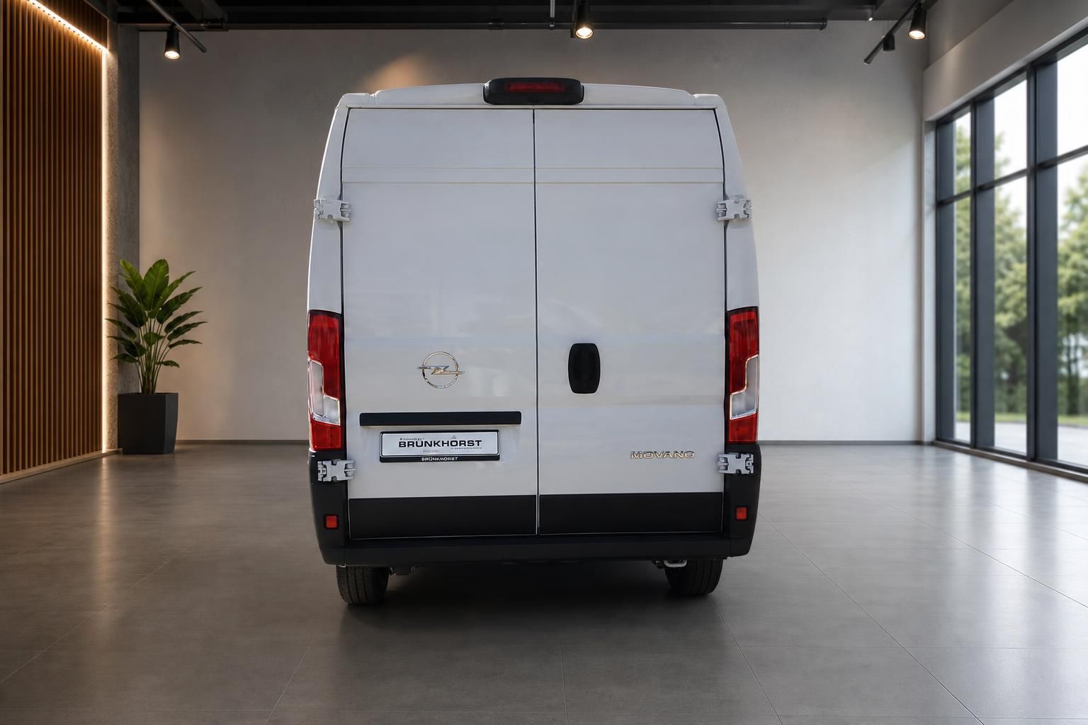 Opel Movano weiß Heckansicht mit Hecktüren im Autohaus