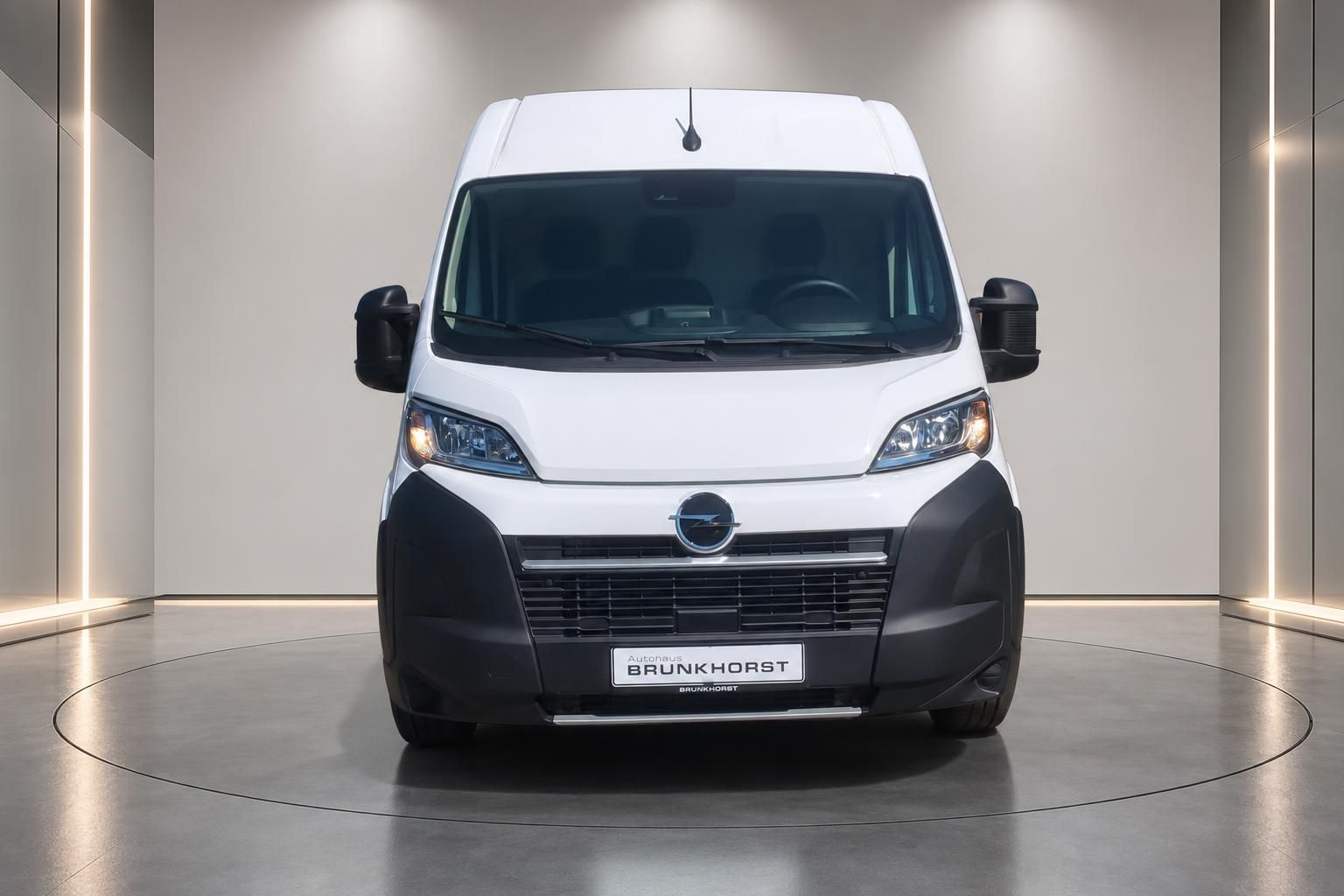 Opel Movano Transporter weiß Frontansicht im Autohaus Brunkhorst
