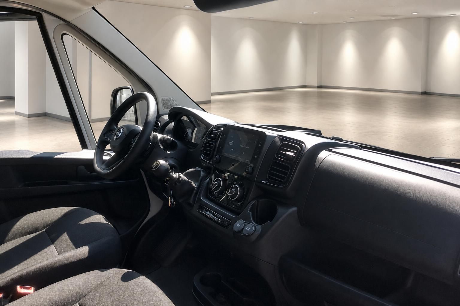 Opel Movano Cockpit mit Lenkrad und Touchscreen im Innenraum