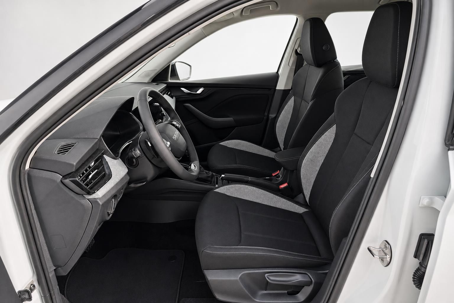 Skoda Innenraum mit schwarzen Ledersitzen und Cockpit, Fahrertuer geoeffnet