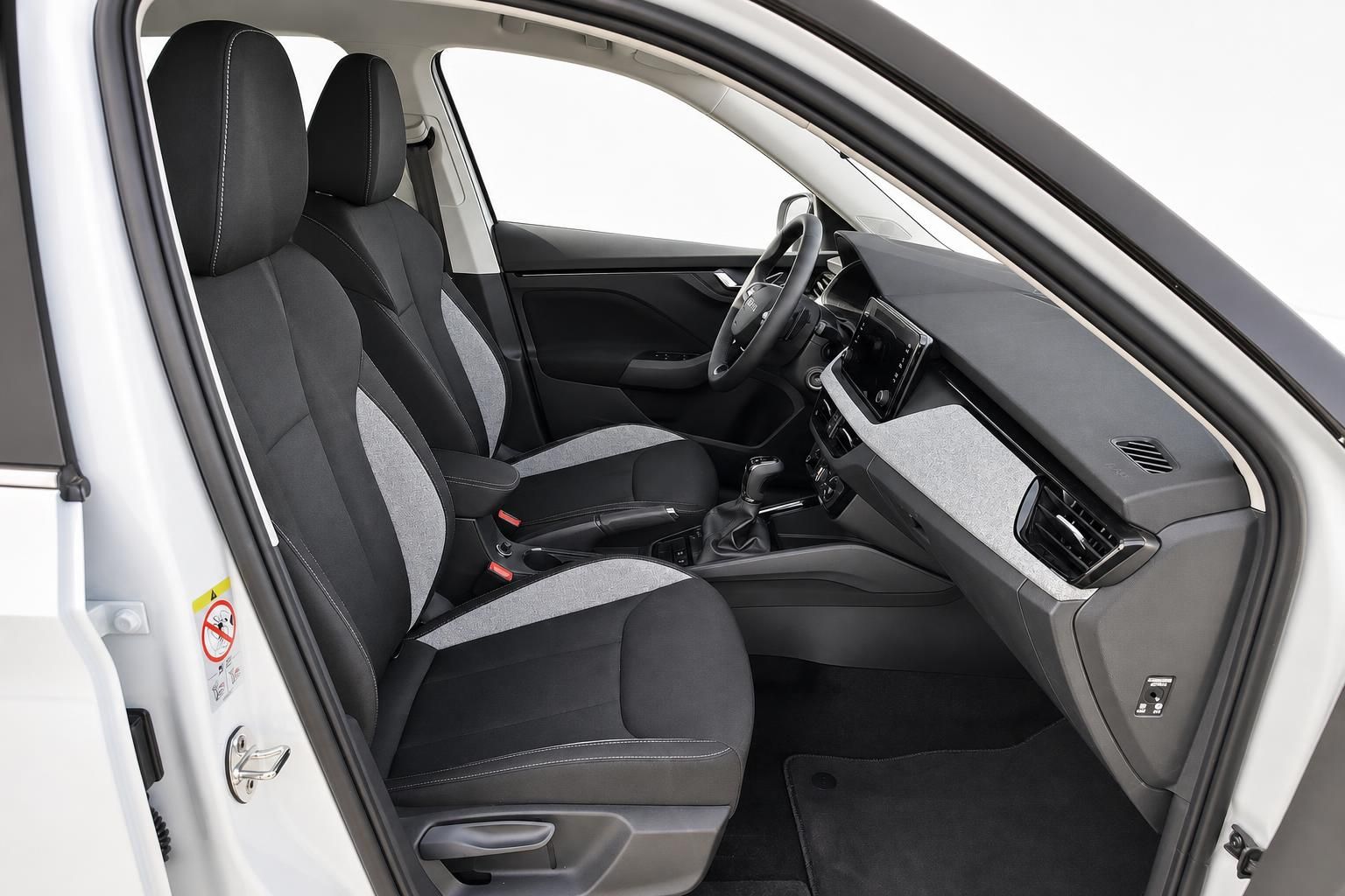 Skoda Innenraum mit schwarzen Sitzen und Cockpit, Blick durch Fahrertuer