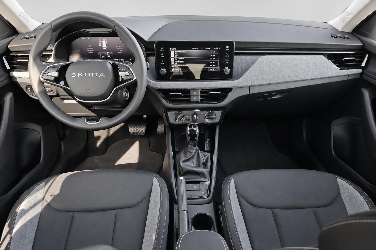 Skoda Cockpit mit Lenkrad, Touchscreen und Mittelkonsole im Detail