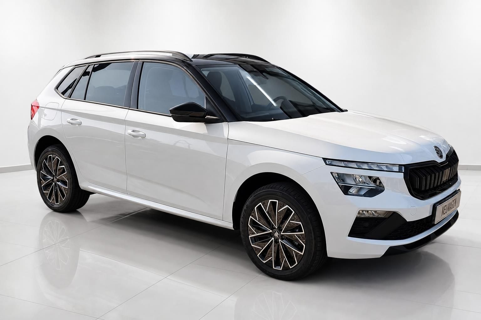 Skoda Kamiq weiß, Frontansicht schräg, Neuwagen im Studio