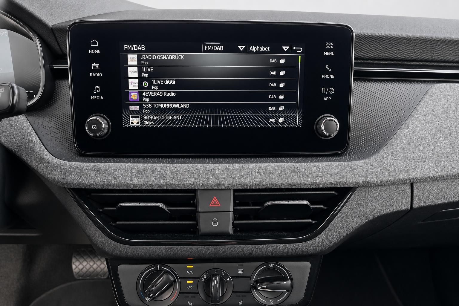 Skoda Infotainment Touchscreen mit DAB Radiosender im Detail