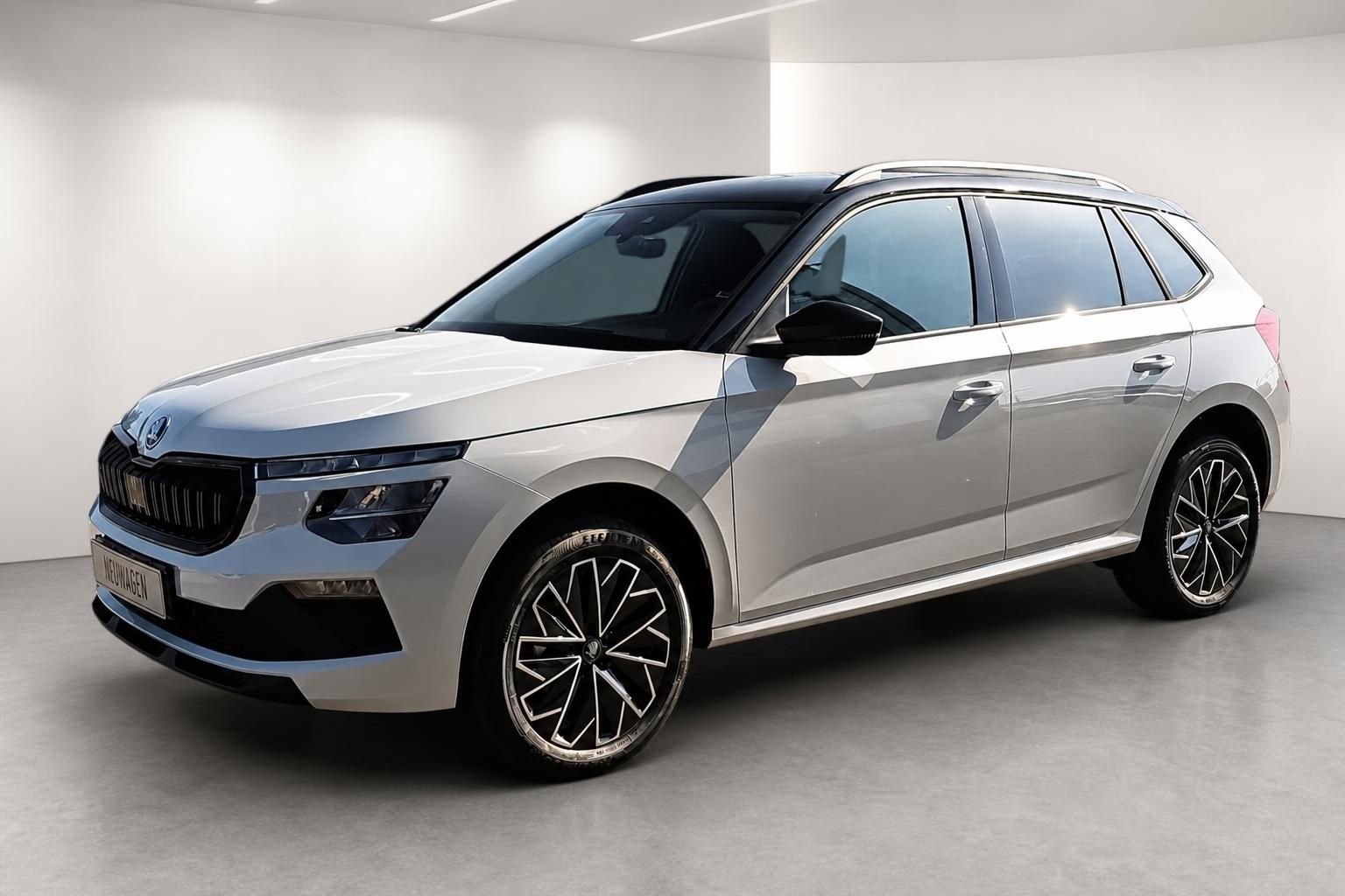 Skoda Kamiq in Silber, Seitenansicht schräg vorne, Studioaufnahme