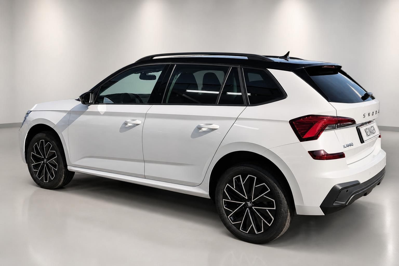 Skoda Kamiq weiß, Heckansicht seitlich im Studio