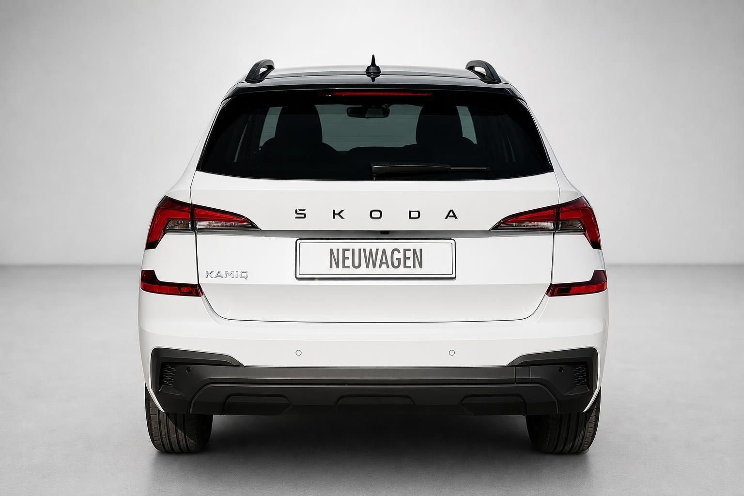 Skoda Kamiq weiß, Heckansicht mit Rücklichtern und Kennzeichen