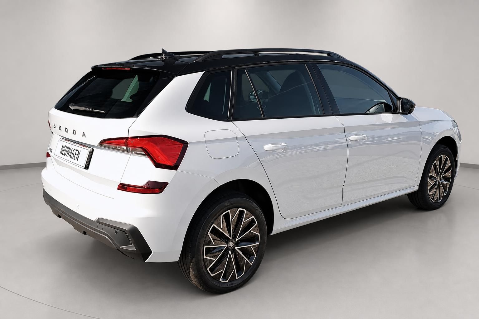 Skoda Kamiq weiß, Heckansicht schräg von hinten