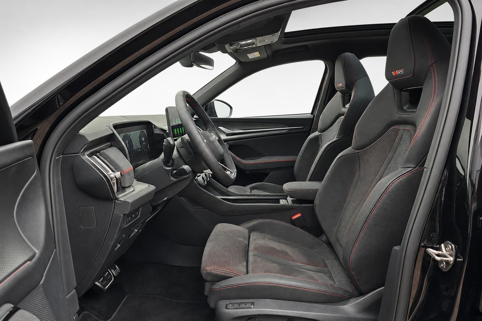 Skoda RS Innenraum mit schwarzen Sportsitzen und roten Ziernaehten