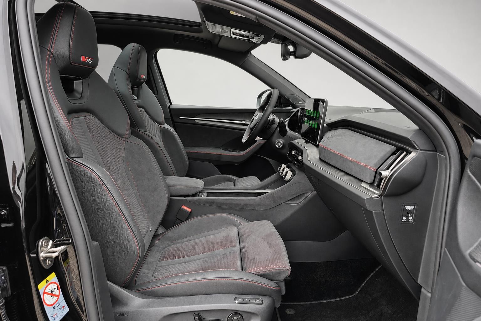 Skoda RS Innenraum, Vordersitze mit RS-Logo und Cockpitansicht