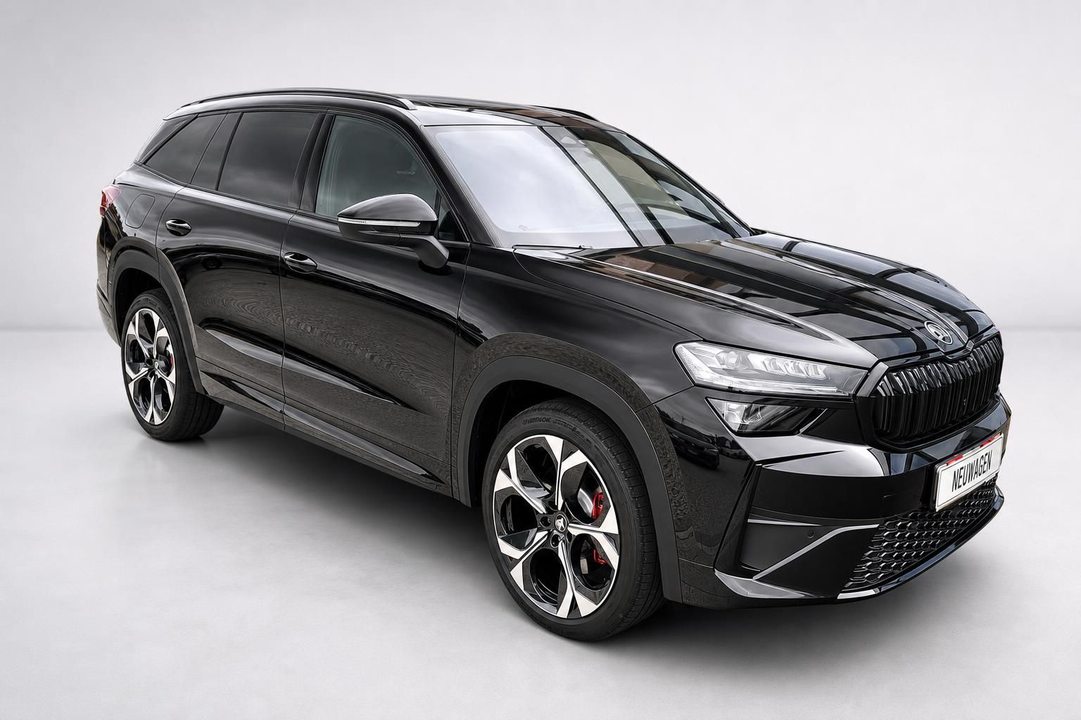 Skoda Kodiaq schwarz SUV Frontansicht schraeg im Studio