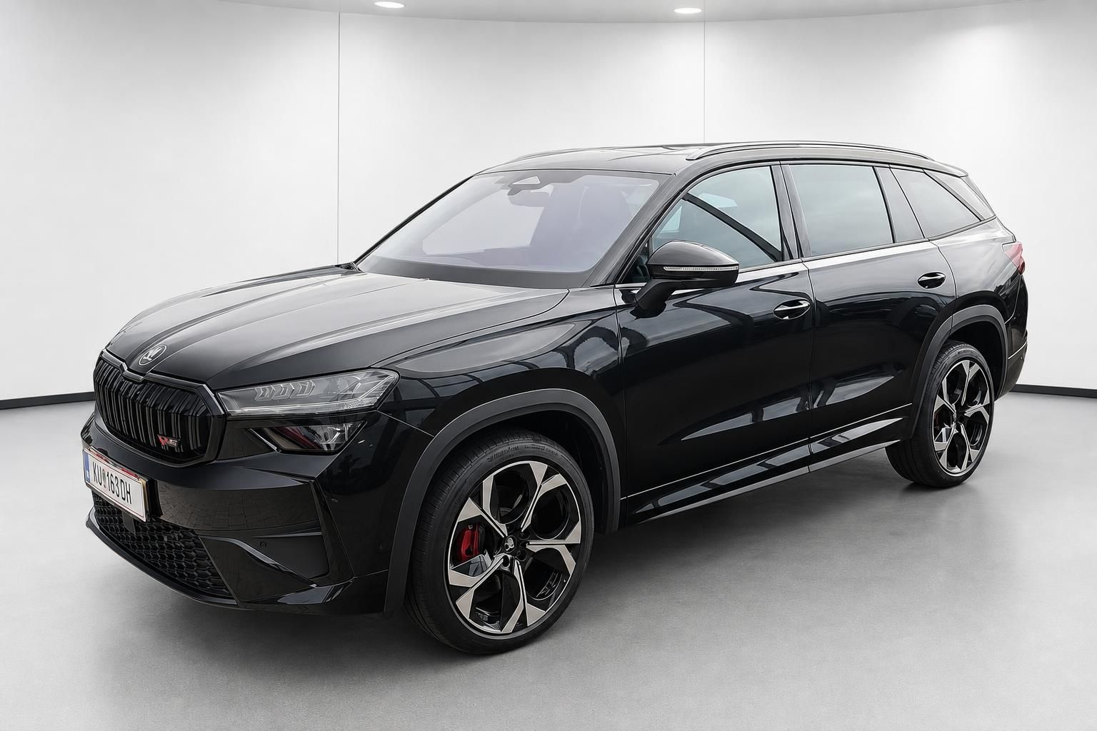 Skoda Kodiaq VRS schwarz SUV Frontansicht schraeg im Showroom