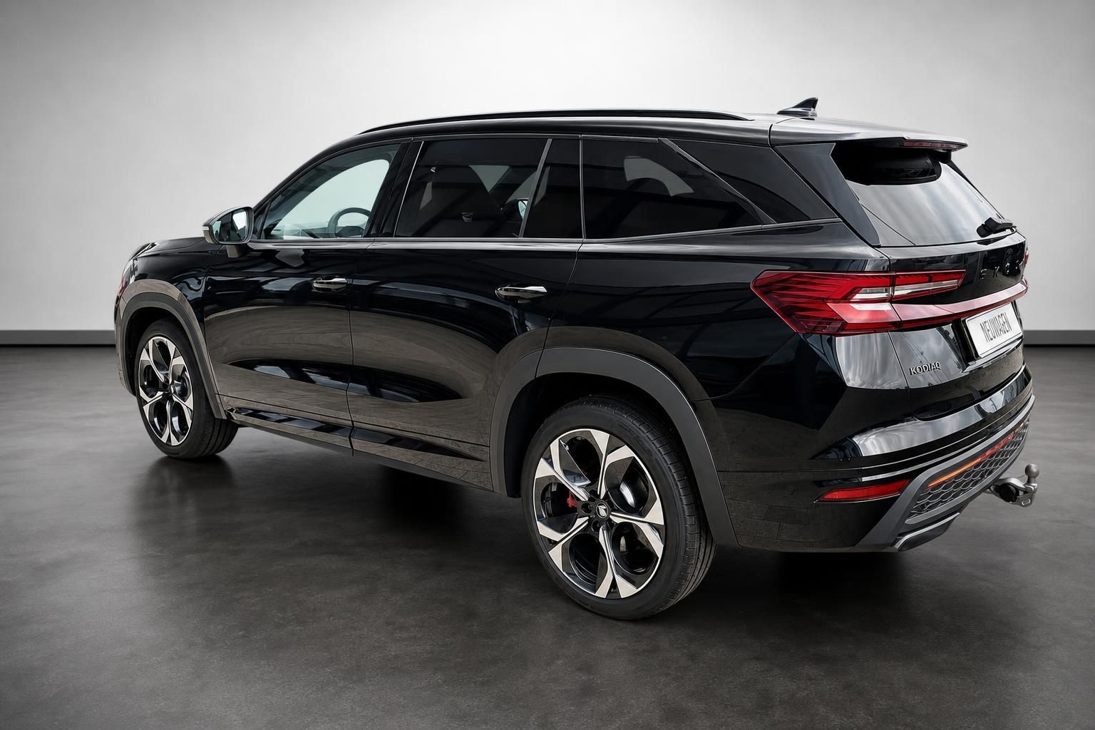 Skoda Kodiaq schwarz SUV Heckansicht mit Anhaengerkupplung im Studio