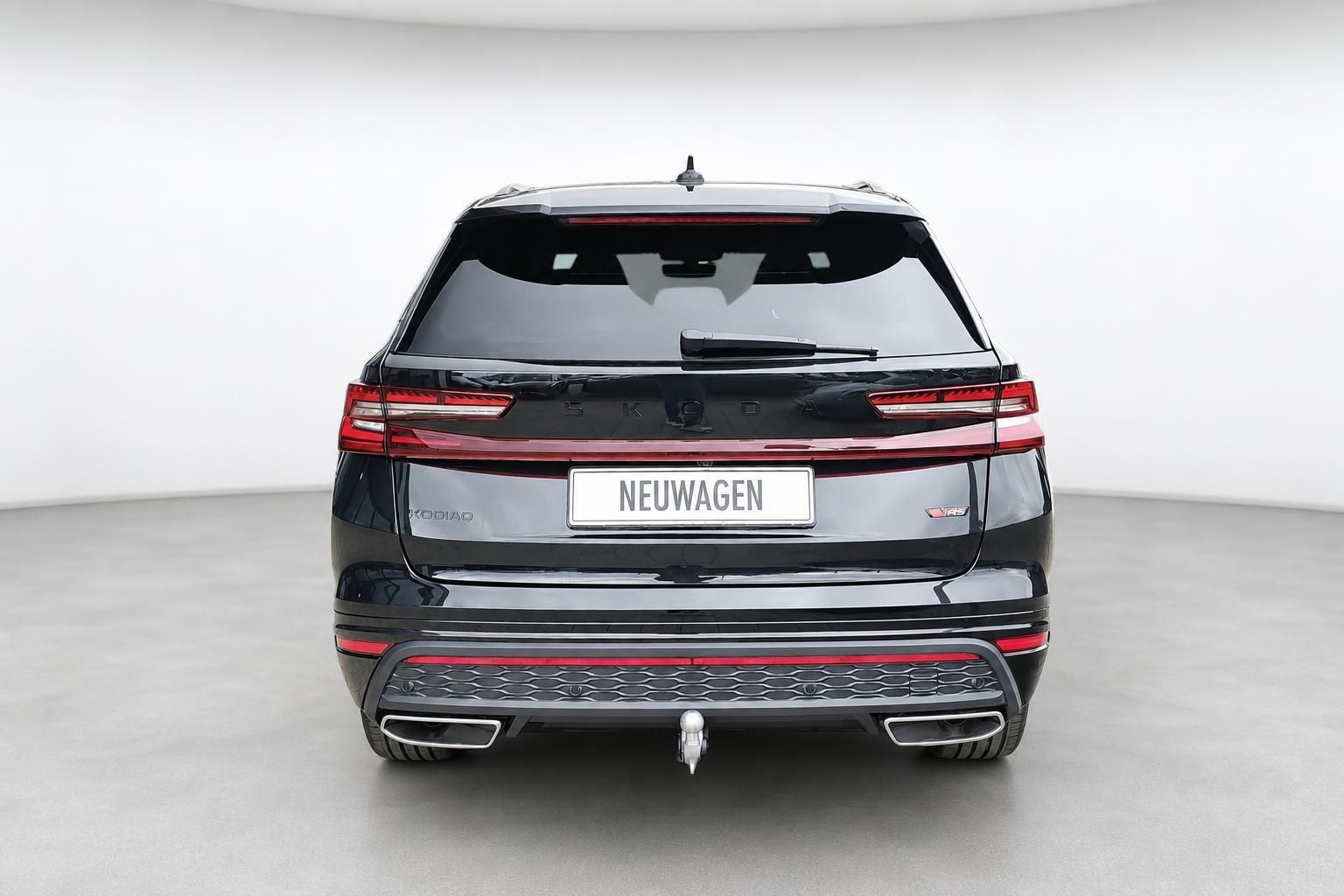 Skoda Kodiaq RS schwarz Heckansicht mit Anhaengerkupplung