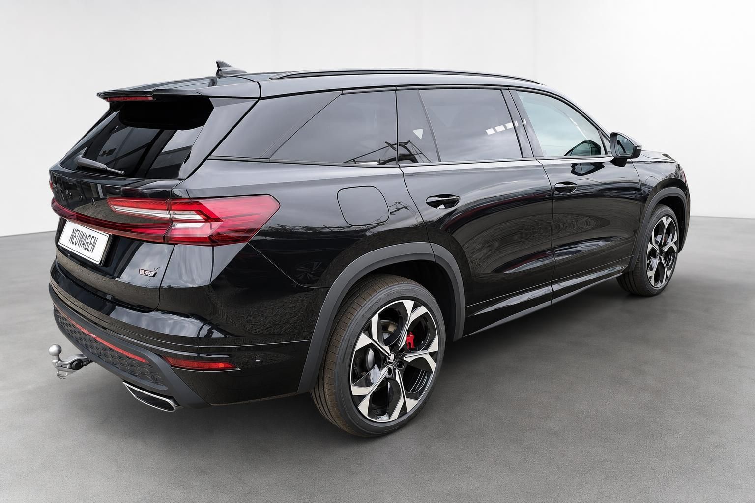 Skoda Kodiaq RS schwarz Heck- und Seitenansicht mit Leichtmetallfelgen