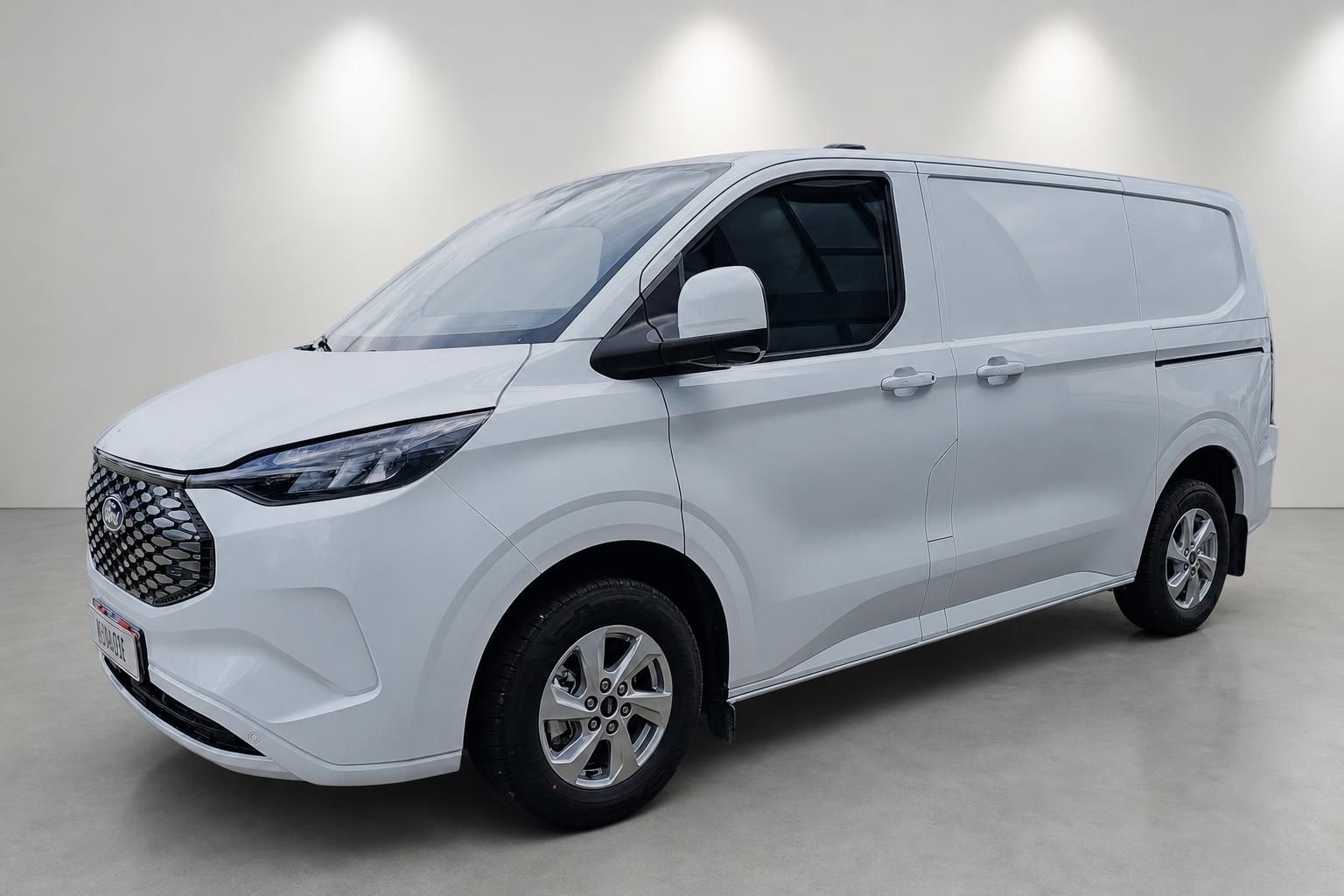 Ford Transit Custom weiß, Frontansicht schräg im Fotostudio
