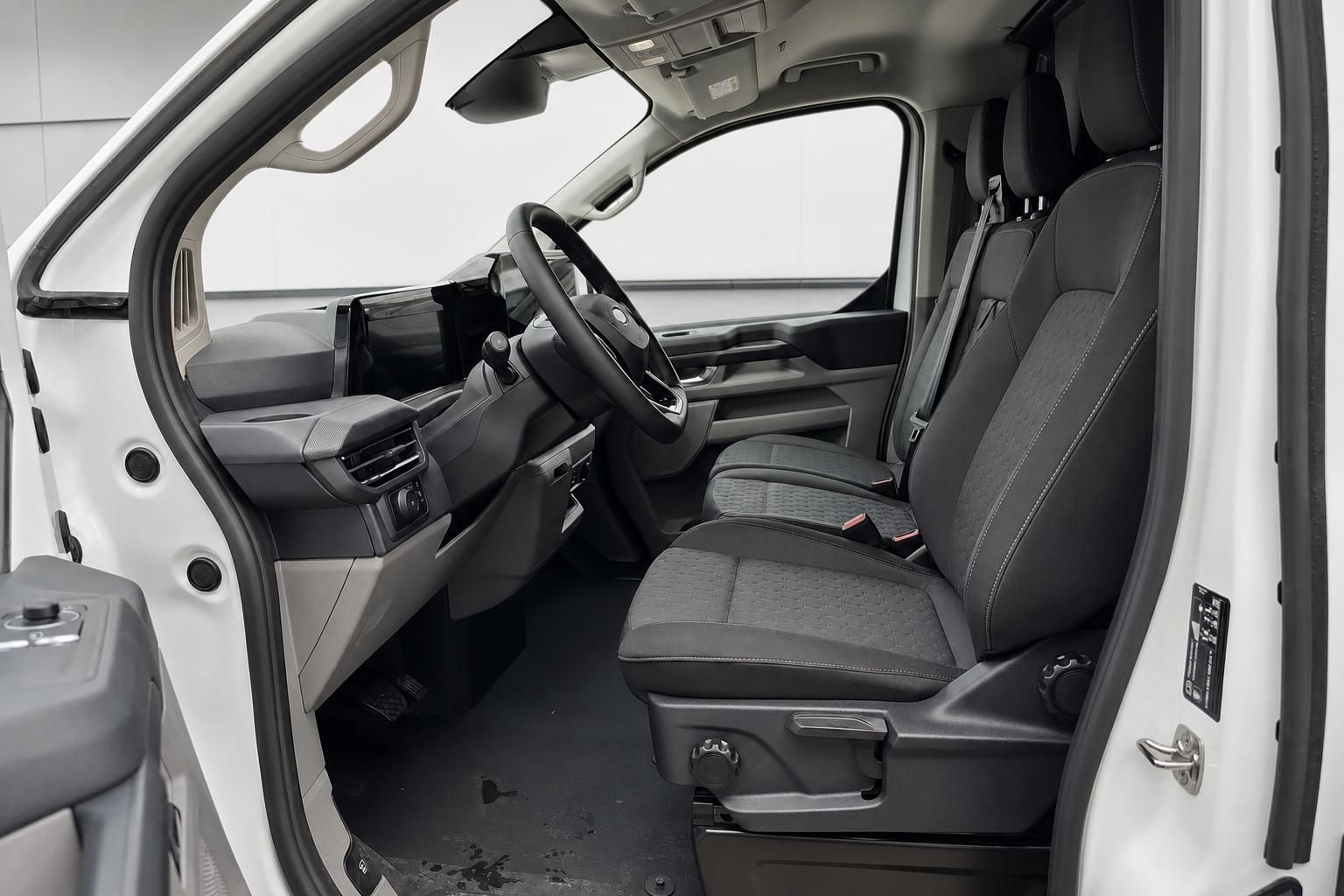 Ford Transit Custom Innenraum, Fahrersitz und Cockpit von der Seite