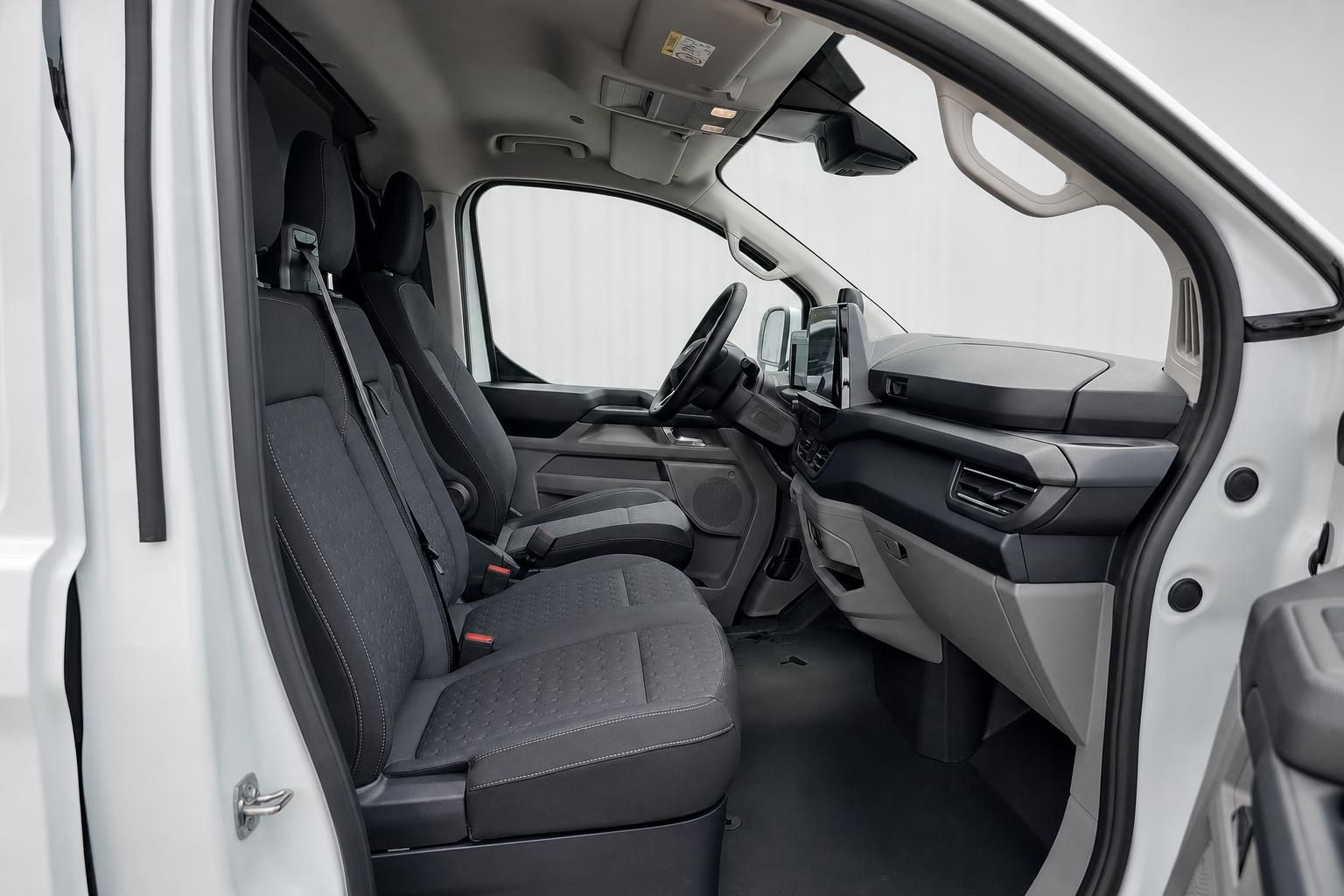Ford Transit Custom Innenraum, Blick auf Vordersitze und Armaturenbrett