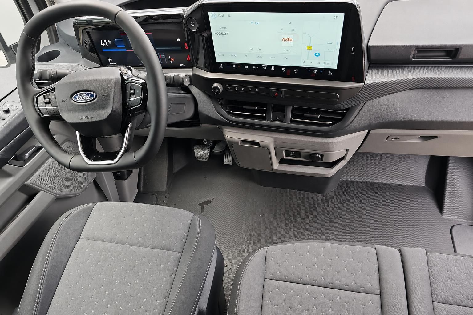 Ford Transit Custom Cockpit mit Lenkrad und Touchscreen-Navigation