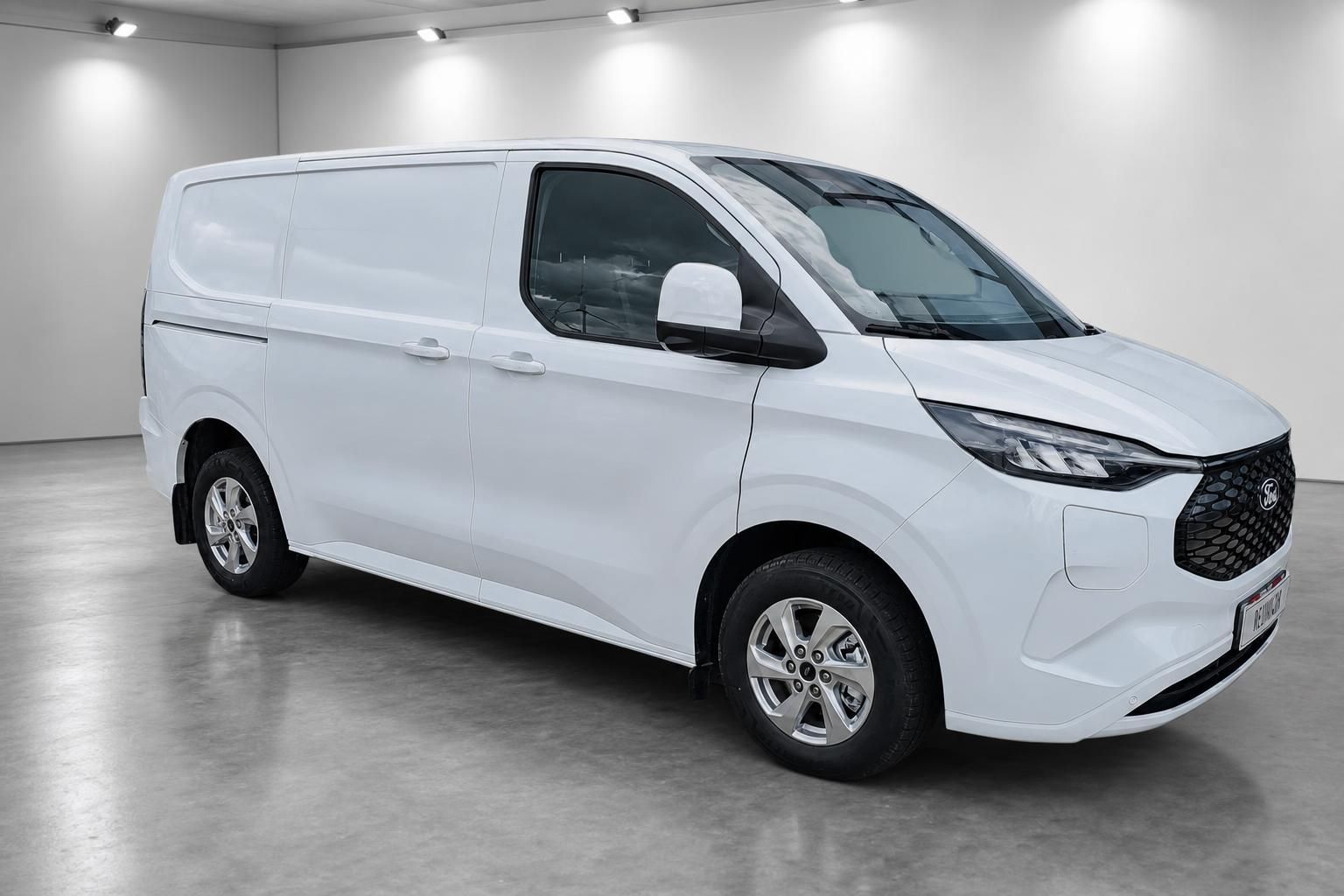 Ford Transit Custom weiß, Seitenansicht schräg vorne im Showroom