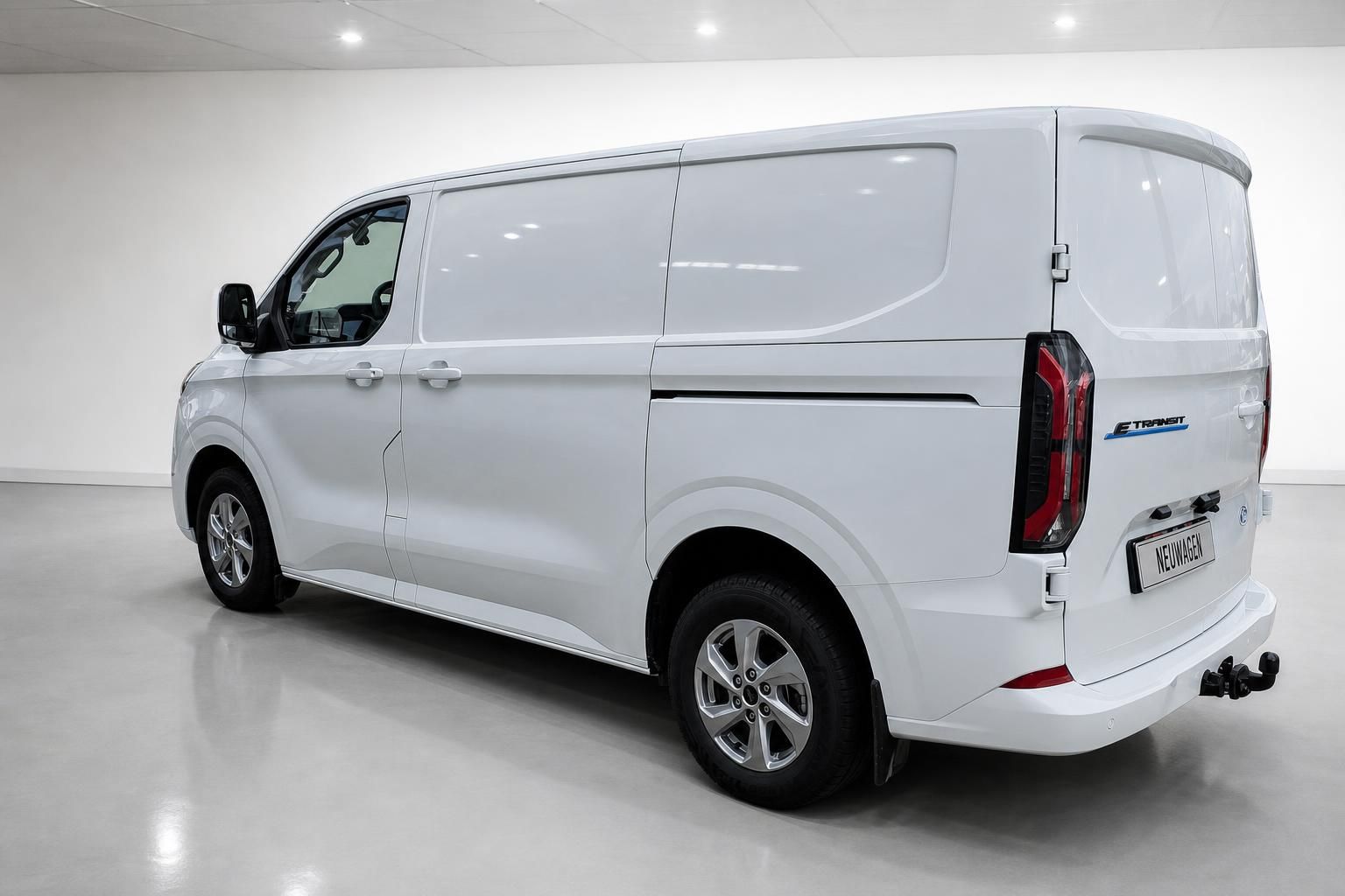 Ford E-Transit Custom weiß, Heckansicht schräg von hinten