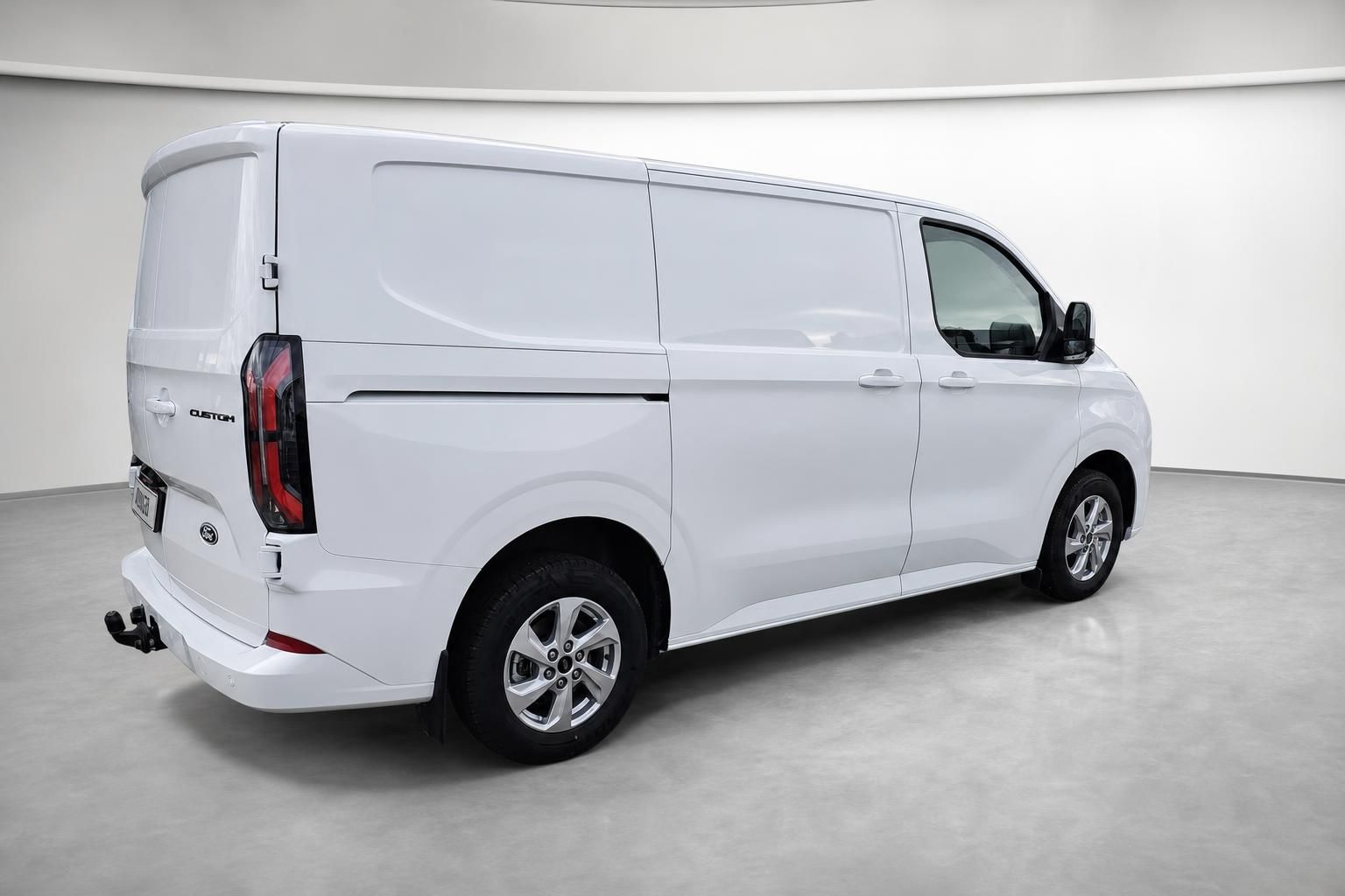 Ford Transit Custom weiß, Heckansicht schräg mit Anhängerkupplung