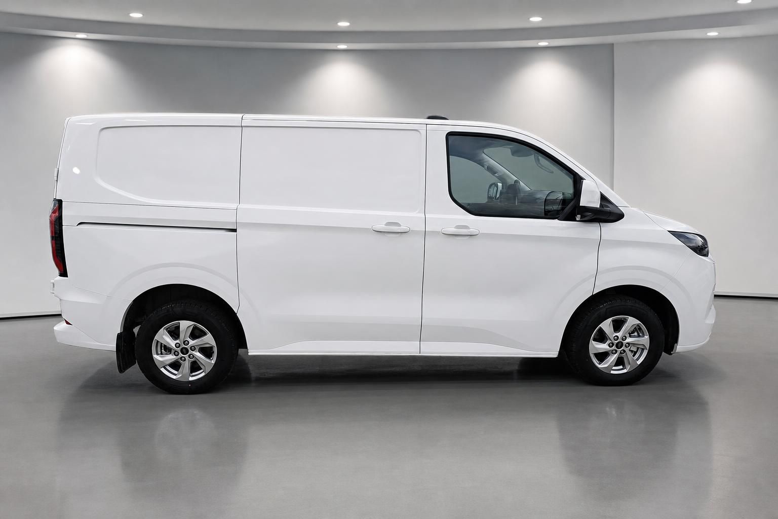 Ford Transit Custom weiß, Seitenansicht im Fotostudio