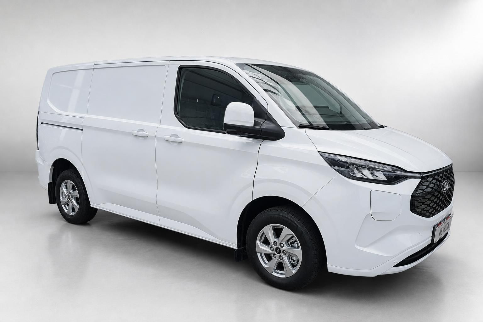 Ford Transit Custom weiß, Frontansicht schräg im Studio