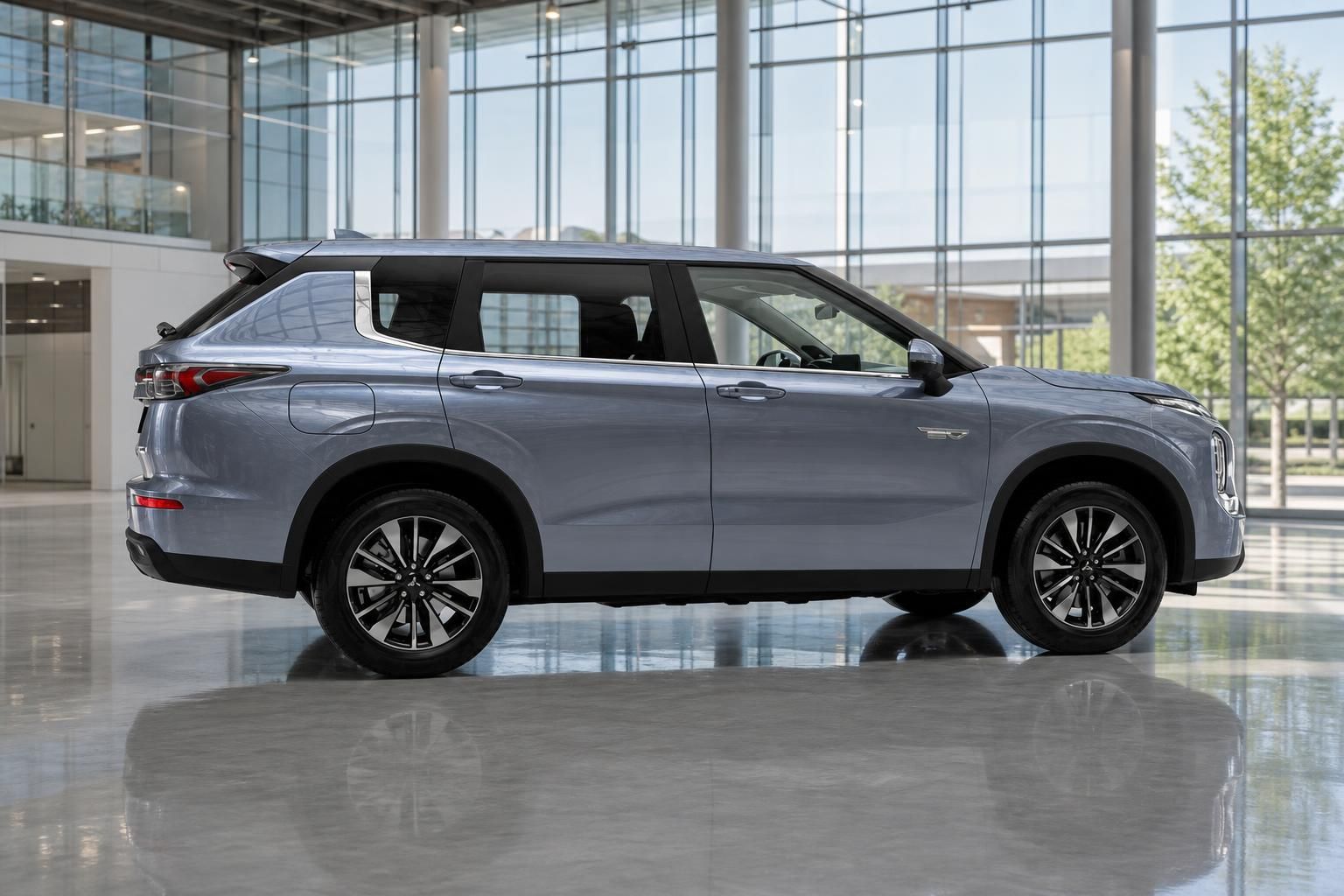 Mitsubishi Outlander seitliche Heckansicht in silbergrauer Lackierung