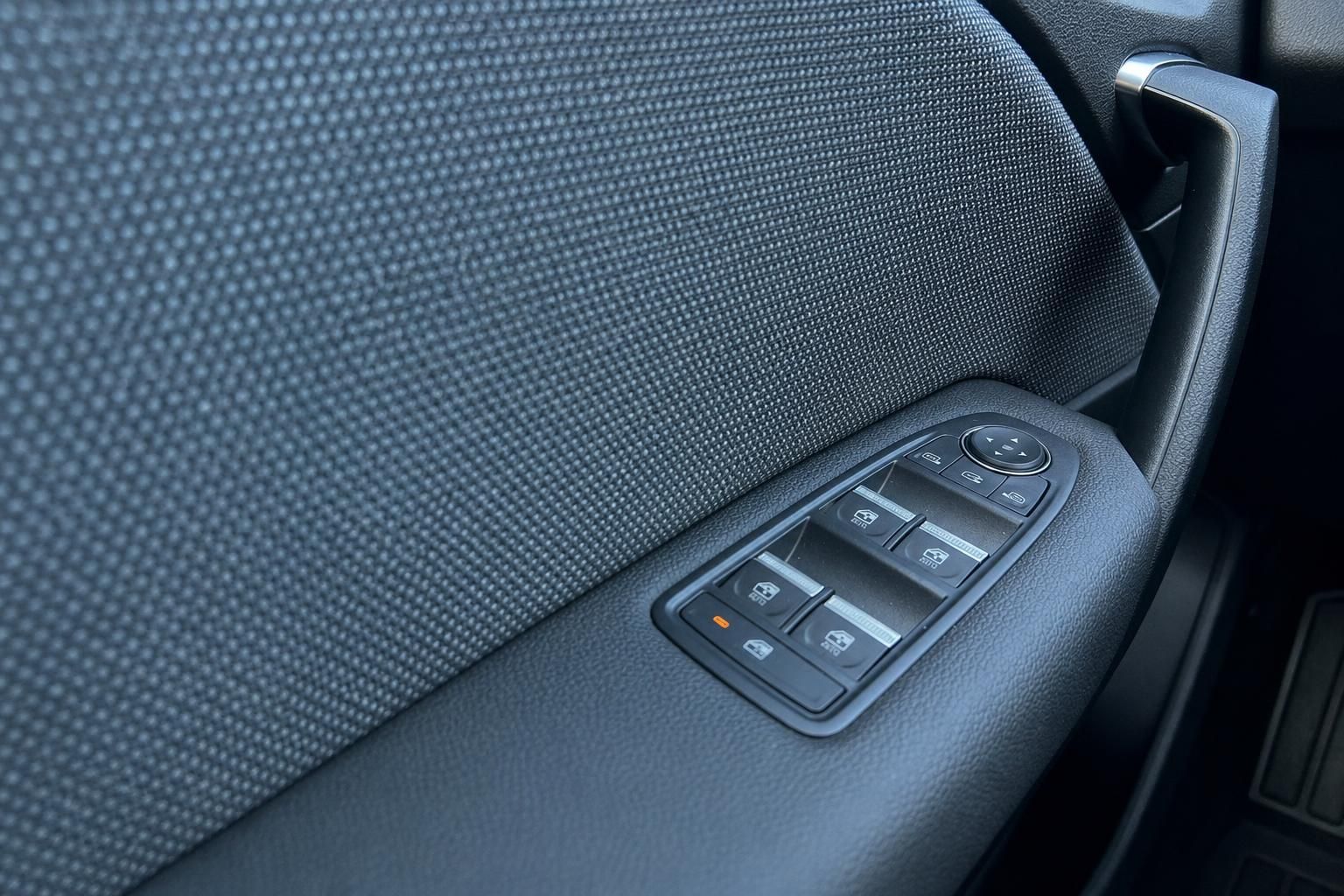 Detailaufnahme der Fahrzeugtür-Bedienelemente und hochwertigen Innenverkleidung