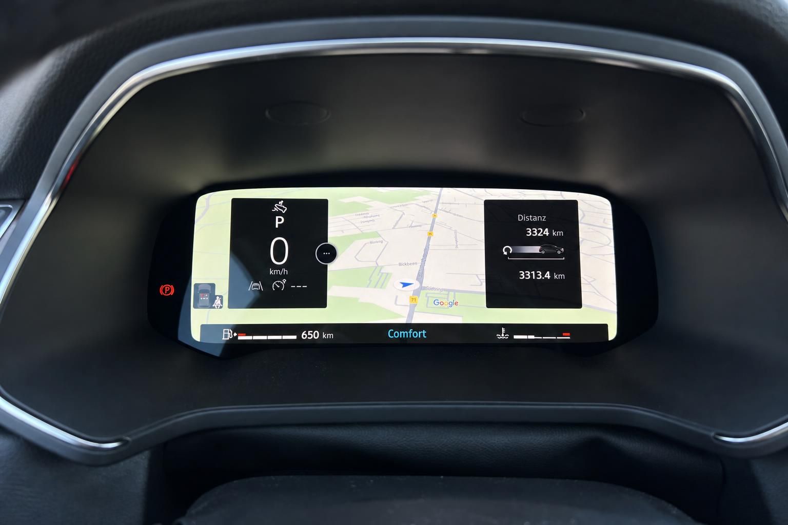 Digitales Cockpit Display mit Navigation und Fahrzeugdaten im modernen Fahrzeuginnenraum