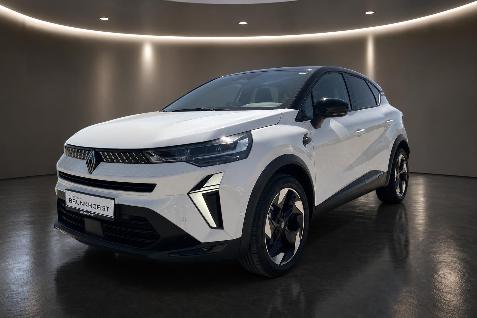 Weißer Renault Captur im Showroom, Frontansicht mit LED-Scheinwerfern und modernem Design