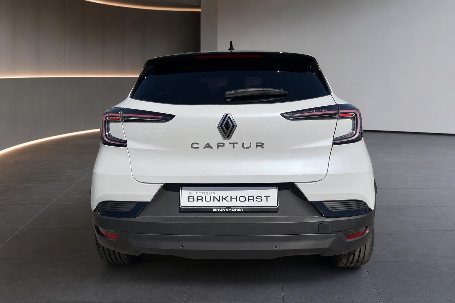 Weißer Renault Captur Heckansicht mit LED-Rückleuchten und Brunkhorst-Kennzeichen