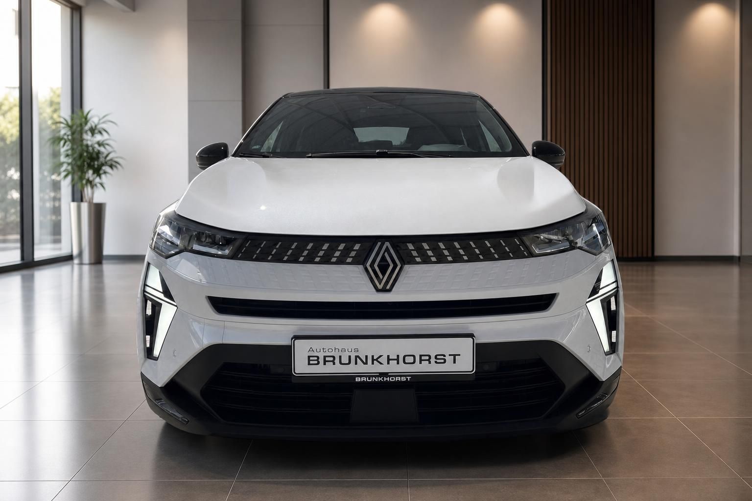 Weißer Renault Elektro-SUV Front im Autohaus mit LED-Tagfahrlicht und Brunkhorst-Kennzeichen