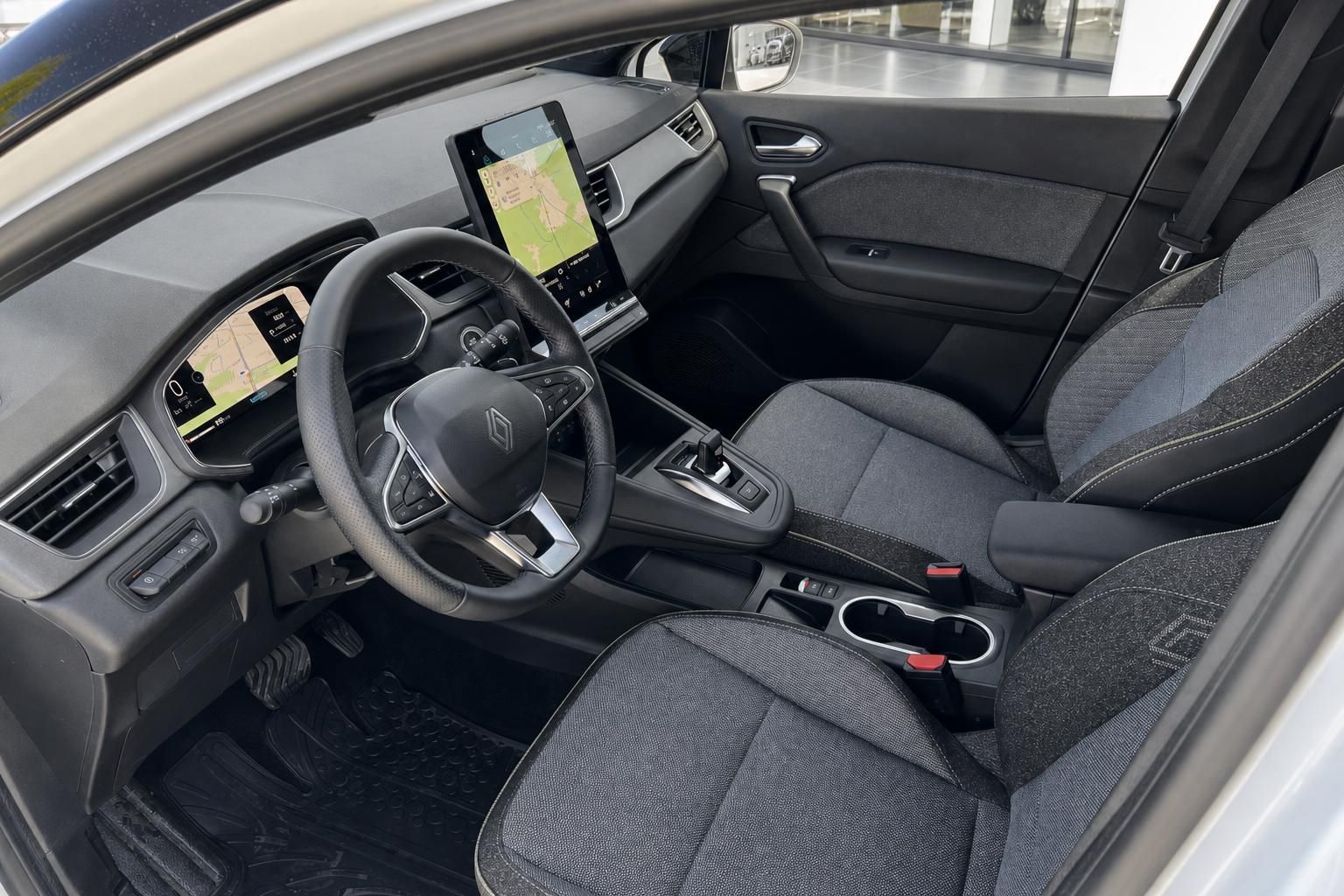 Fahrzeug-Innenraum mit Lenkrad, Mittelkonsole, Sitzpolstern und digitalen Anzeigen