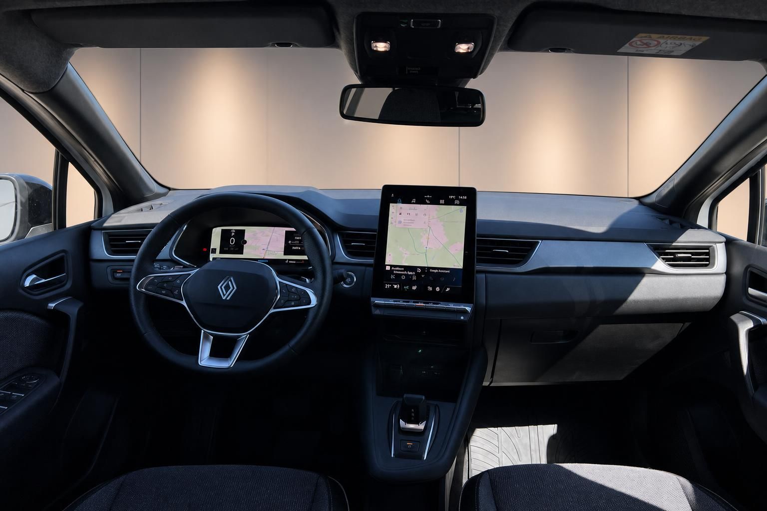 Moderner Renault Innenraum mit digitalem Cockpit, Touchscreen-Navigation und dunkler Ausstattung