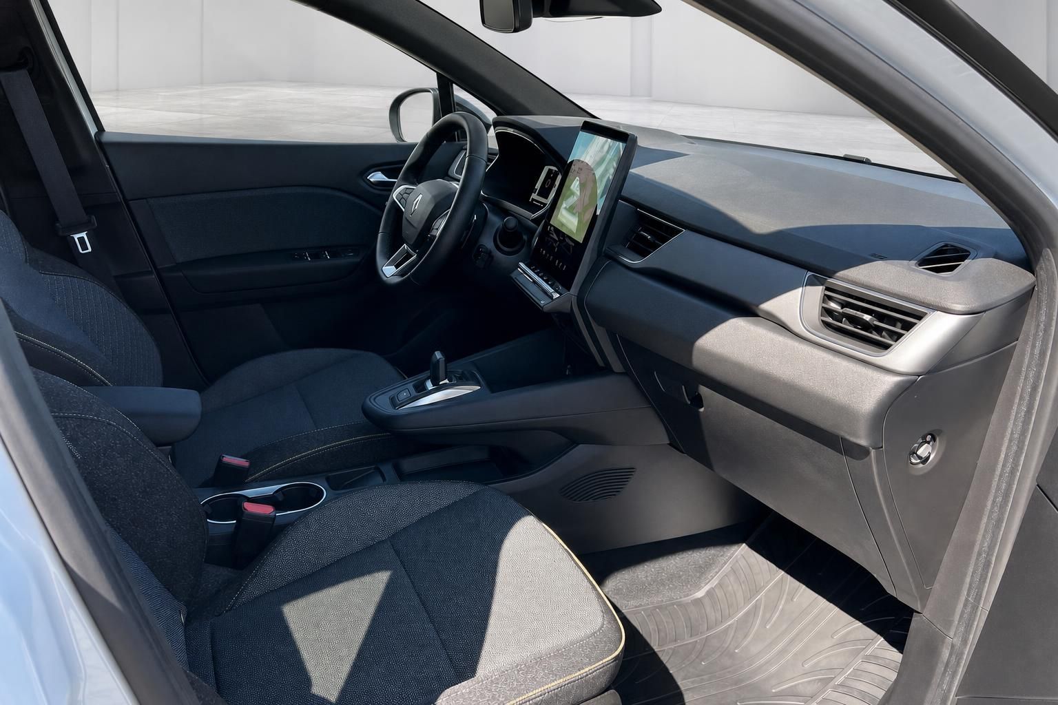 Fahrzeug Innenraum mit modernem Dashboard, Touchscreen und komfortabler Ausstattung