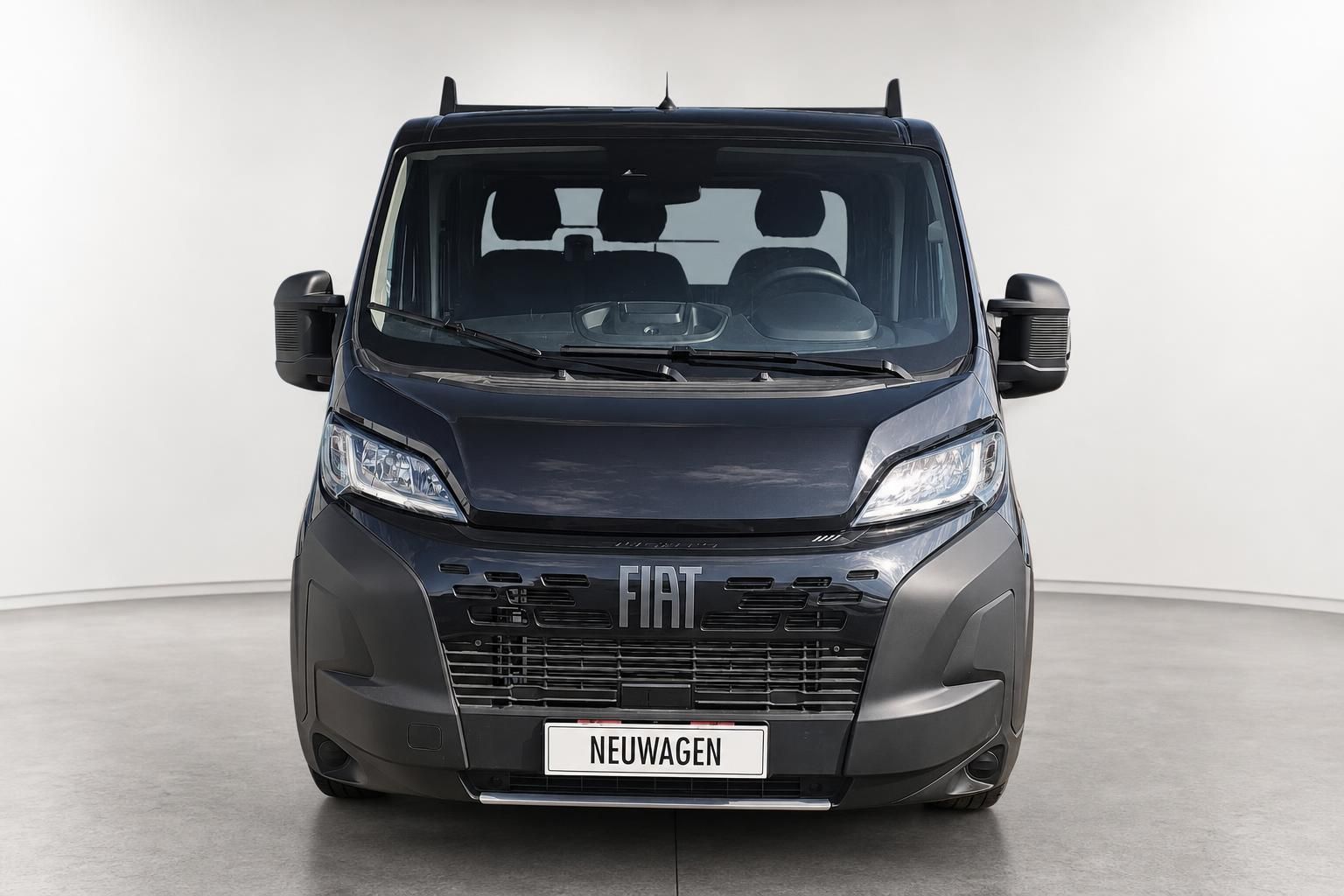 Fiat Ducato Neuwagen Frontansicht in Grau-Metallic Studioaufnahme
