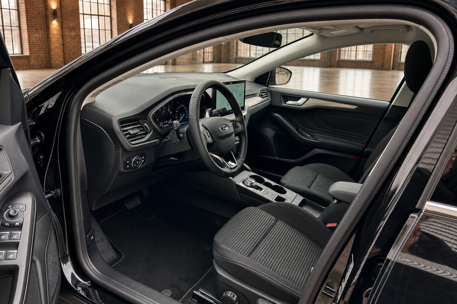 Ford Innenraum Cockpit mit Lenkrad und Sitzen bei geoeffneter Tuer