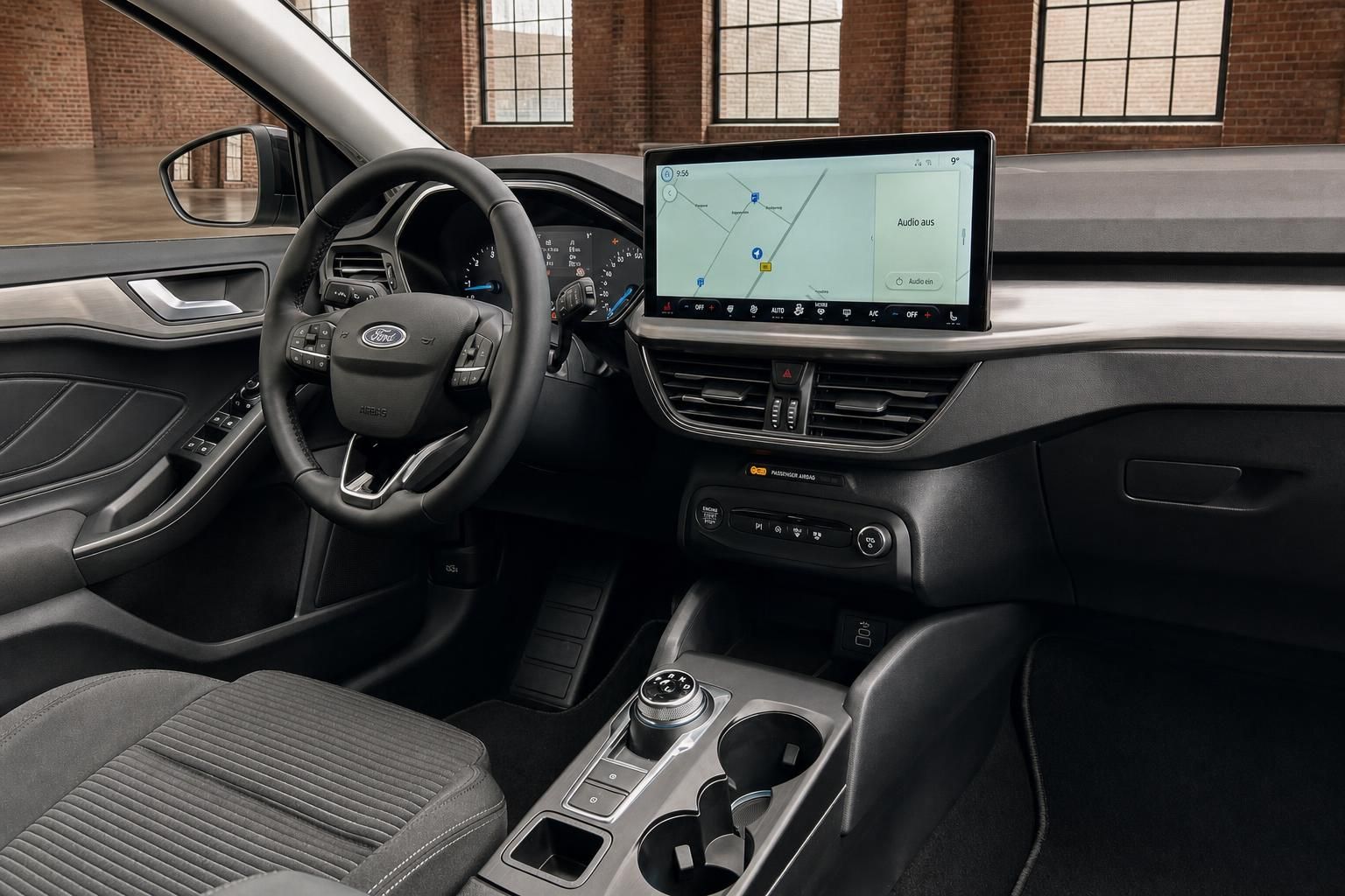 Ford Cockpit mit Lenkrad, Touchscreen und Mittelkonsole im Detail