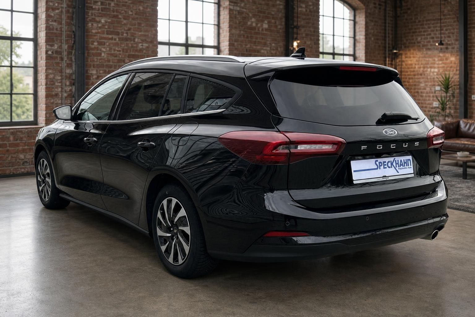 Ford Focus Turnier schwarz Heck seitlich, Kombi Ansicht