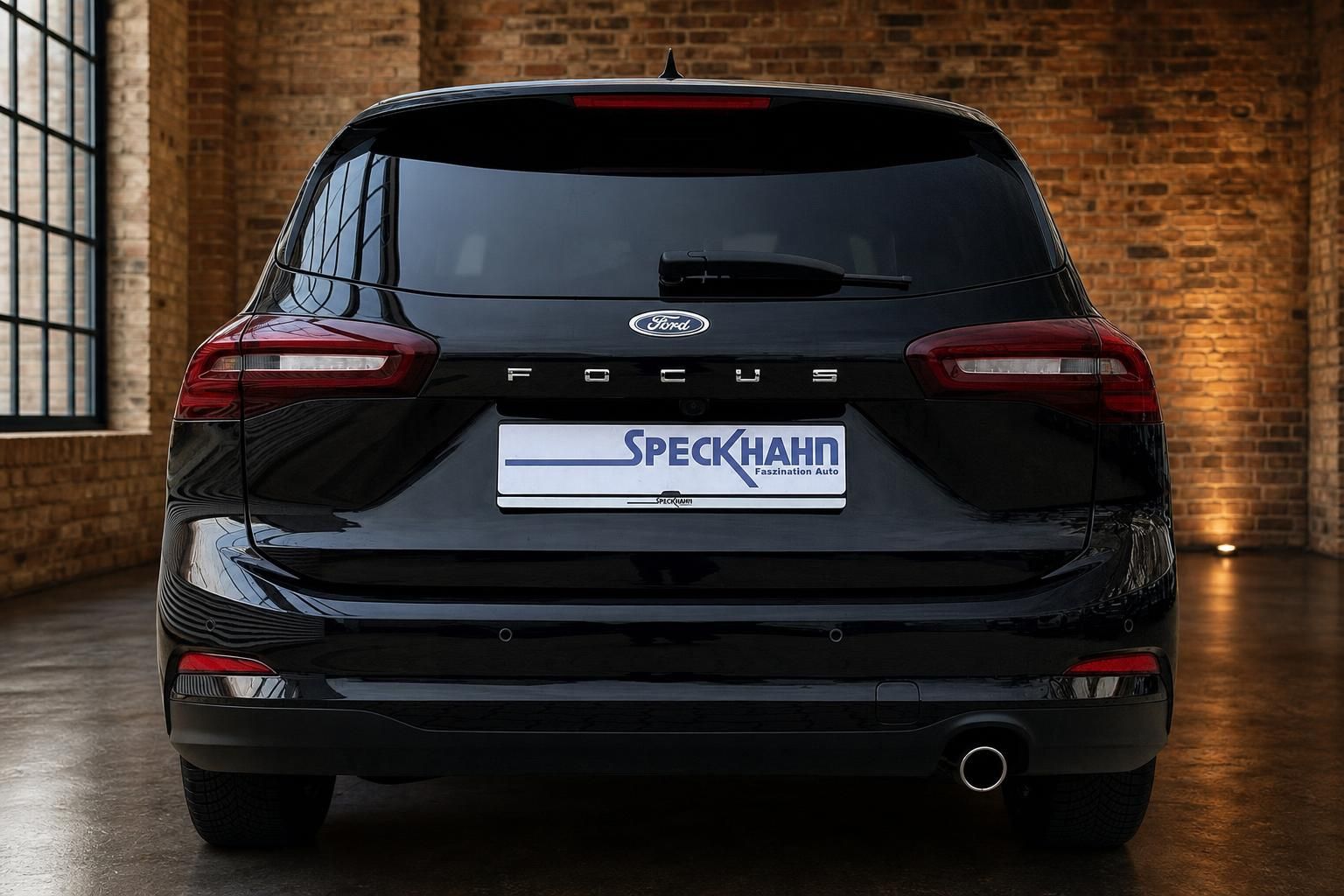Ford Focus Turnier schwarz Heckansicht mit LED-Rückleuchten