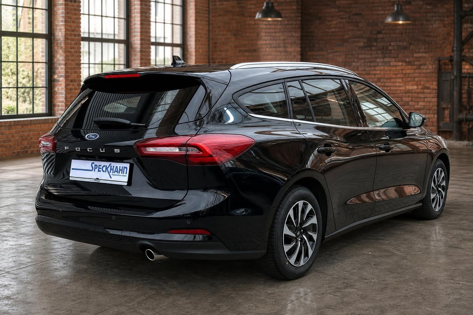Ford Focus Turnier schwarz Heckansicht seitlich in Halle