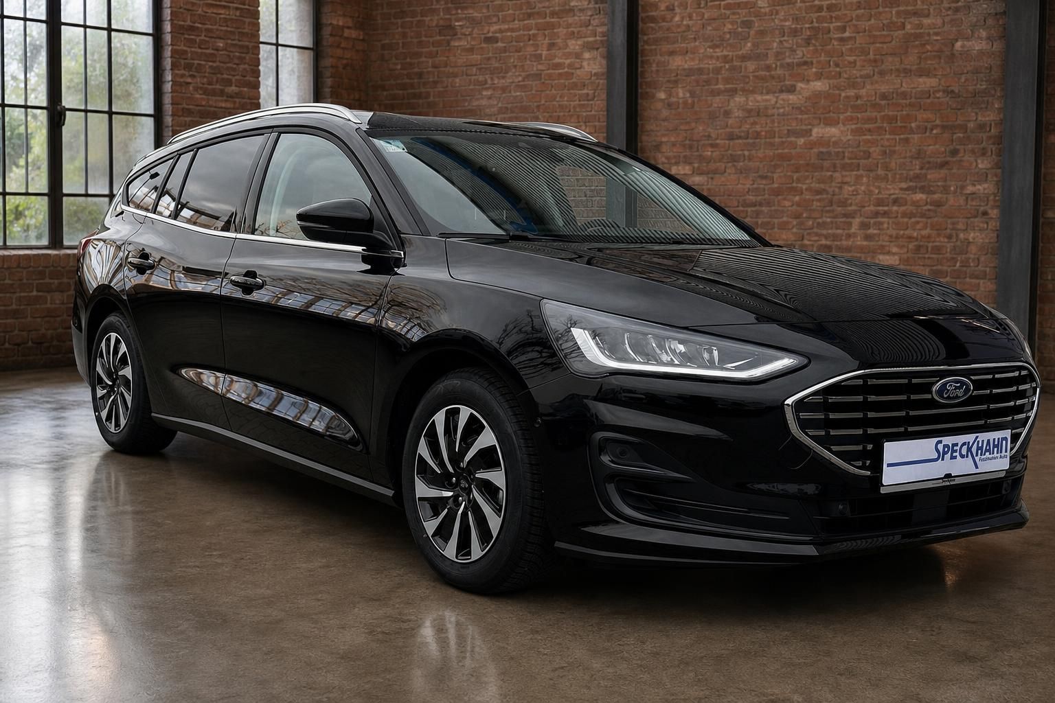 Ford Focus Turnier schwarz Frontansicht seitlich, Kombi