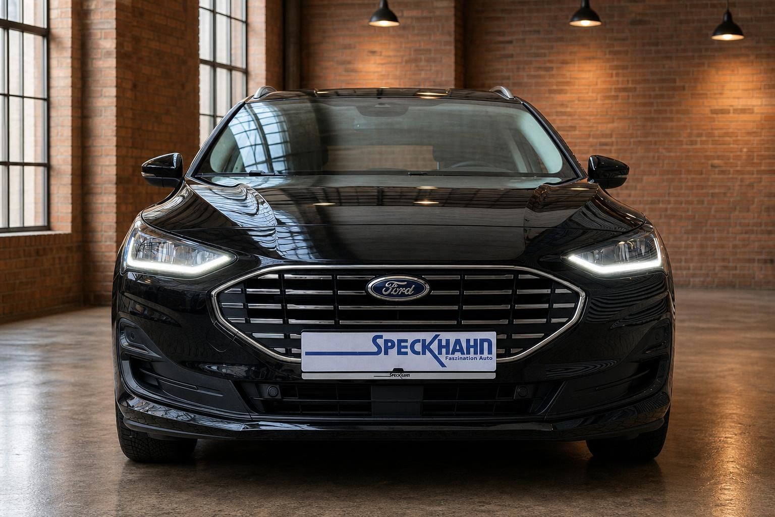 Ford Kombi schwarz Frontansicht mit LED-Scheinwerfern in Industrie-Halle