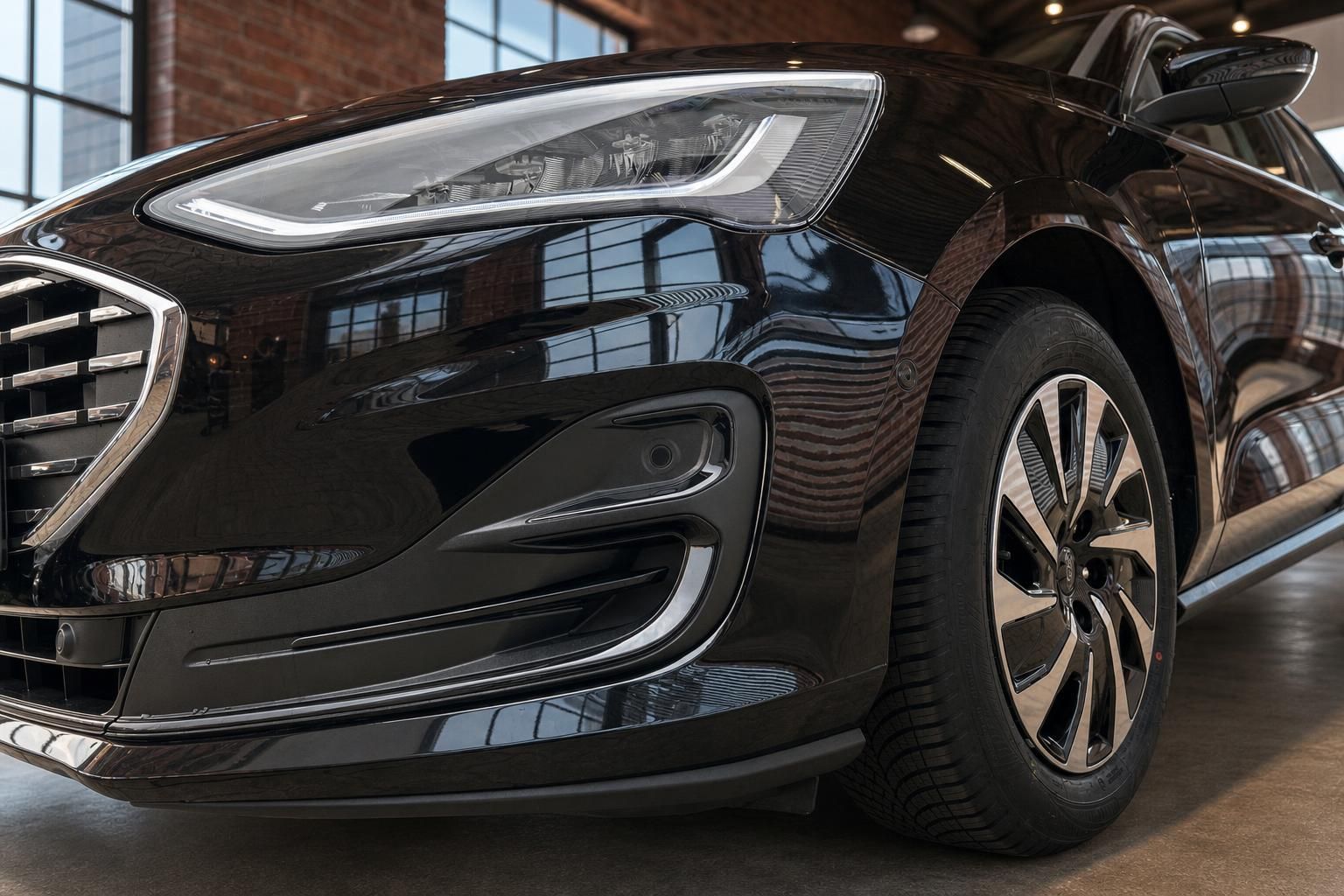 Ford schwarz Detailansicht Frontstossstange und Felge im Showroom