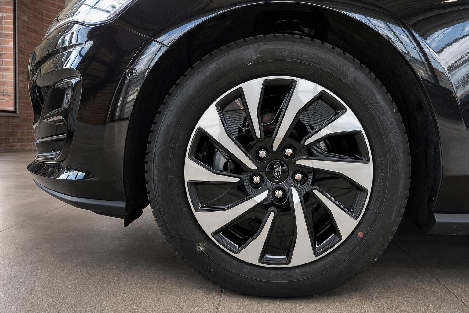 Ford schwarz Leichtmetallfelge Detailansicht mit Reifenprofil